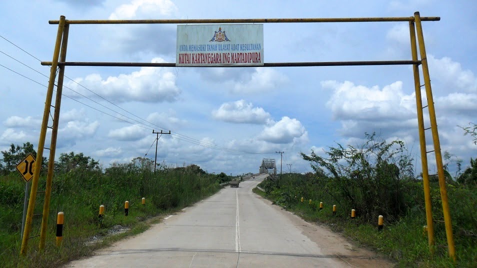 A road in the area of the former Kutai Kartanegara sultanate. Photo courtesy of Ezagren/Wikimedia Commons