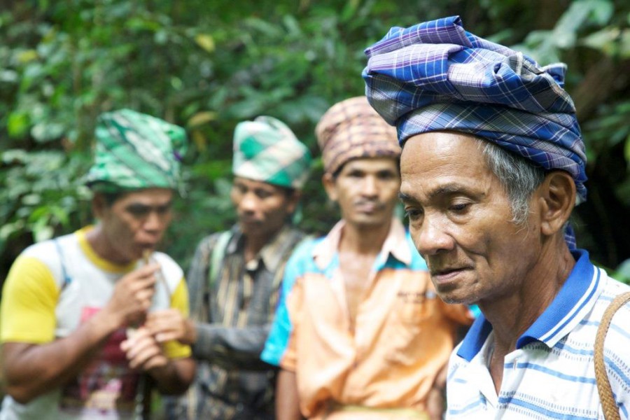 Muara Tae elders including Andreas Singko (front) perform a ritual in 2012. Photo by Tomasz Johnson/Environmental Investigation Agency